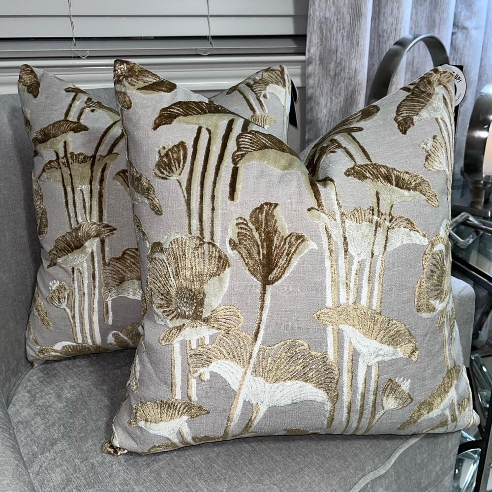 1-NWT SOHO STUDIO CUT VELVET DECORATIVE PILLOW ( Read description for details)